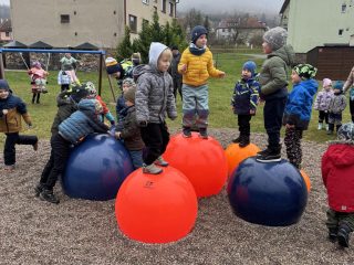 Nové dětské hřiště v bytovkách díky nadaci ČEZ